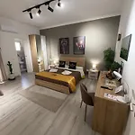 La Via Di Mezzo